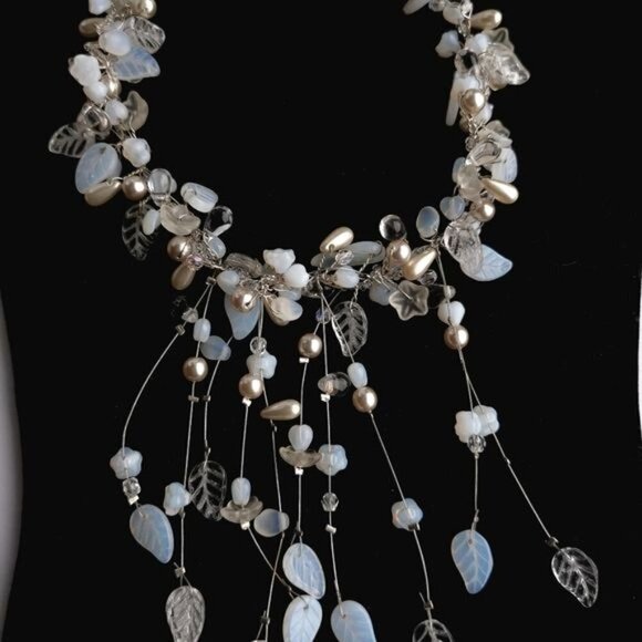 Vintage 90s Czech glass bead flower necklace in white - Picture 4 of 9